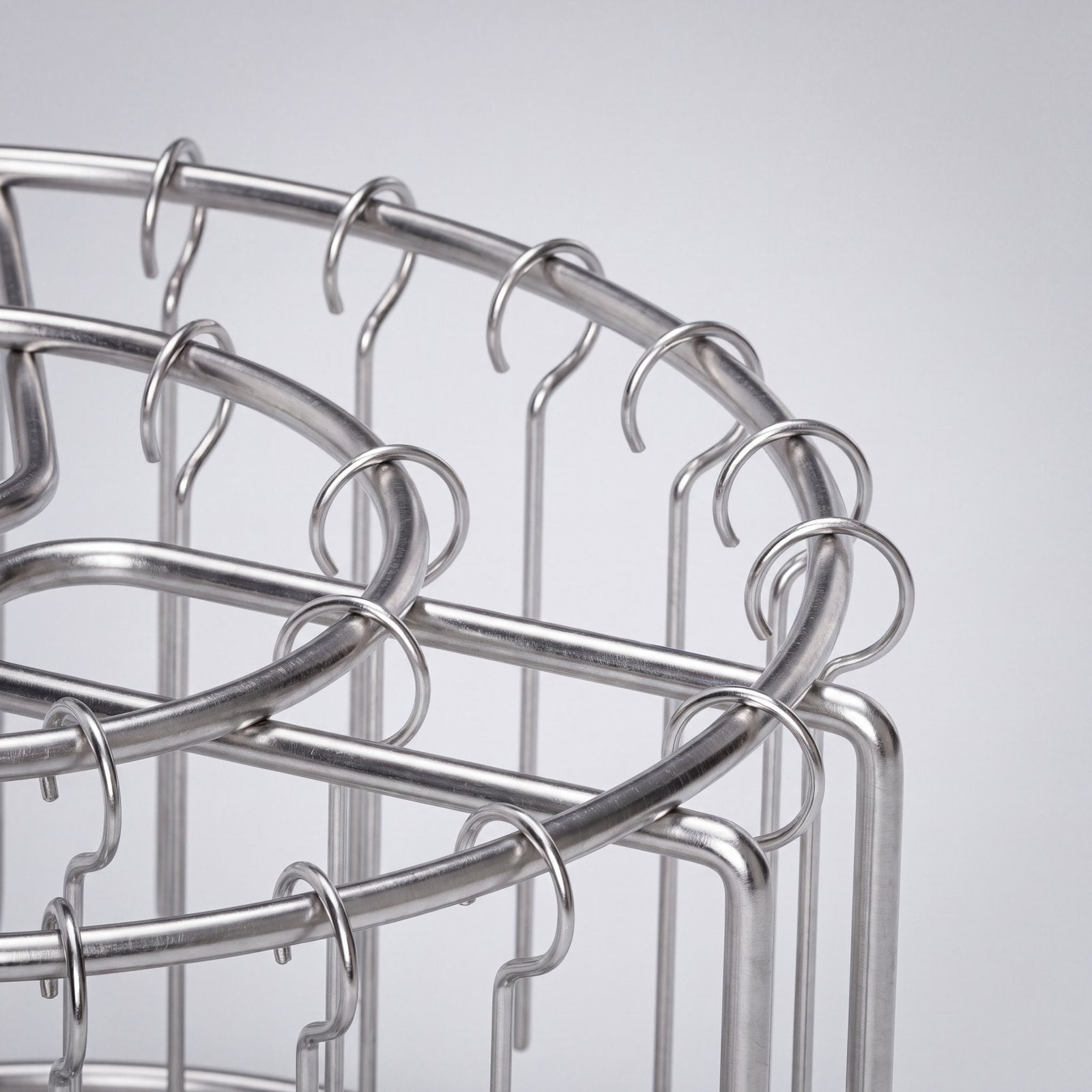 Grade de inox com os espetos encaixados, sobre a tábua